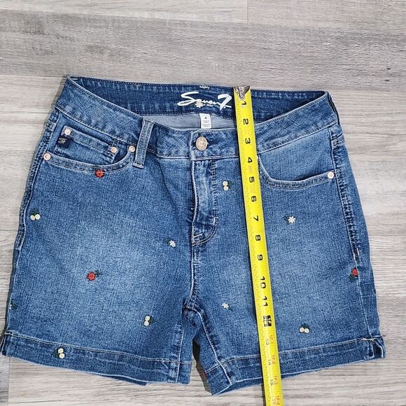 Seven7 Shorts Women’s  Blue Denim Weekend Short Embroidered Floral Sizes 4 - Picture 2 of 10